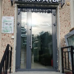 Полуторная алюминиевая дверь
