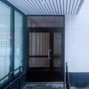 Полуторная алюминиевая дверь