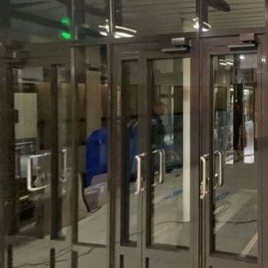 Полуторная алюминиевая дверь