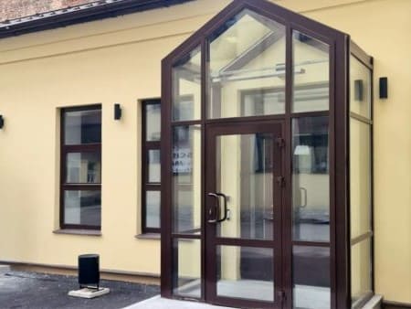 Остекление входной группы и окон в одноэтажном доме