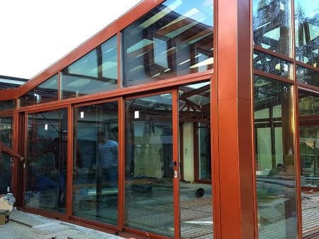 Веранда-пристройка в частном доме с алюминиевым профилем